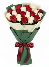 Букет Микс из красных и белых роз в Котово Новгородская область