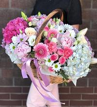 Цветочная композиция из Розы, Хризантемы, Пионы и Лизиантусы в корзине в Котово Новгородская область