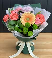 Букет цветов из:  Гвоздики, Розы, Герберы и Хризантемы в Котово Новгородская область