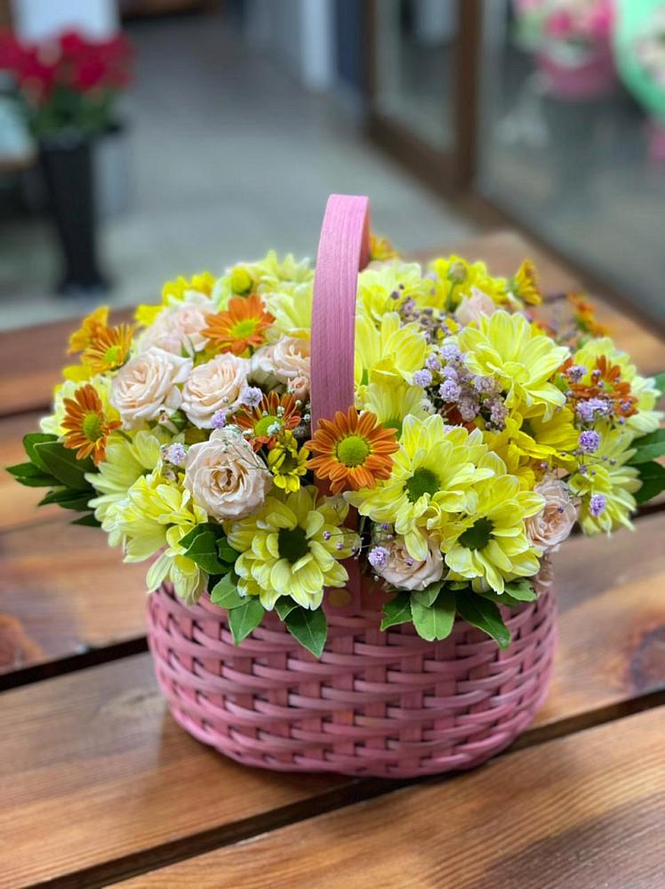 Цветочная композиция из Хризантемы и Розы в корзине в Котово Новгородская область