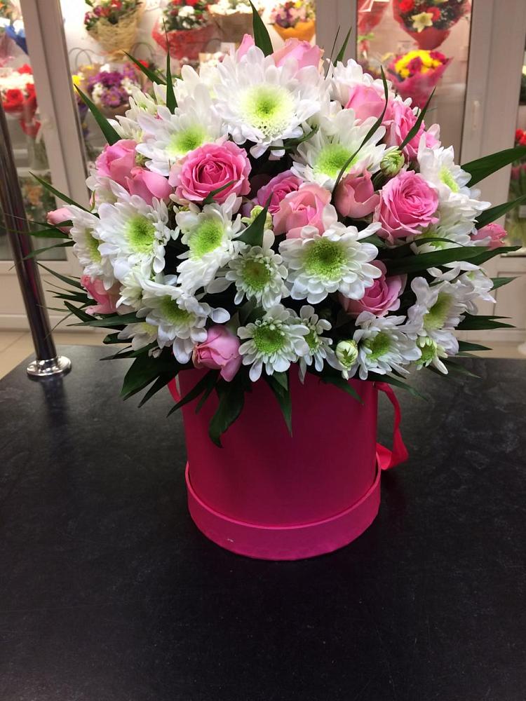 Цветочная композиция из Розы и Хризантемы в шляпной коробке в Котово Новгородская область