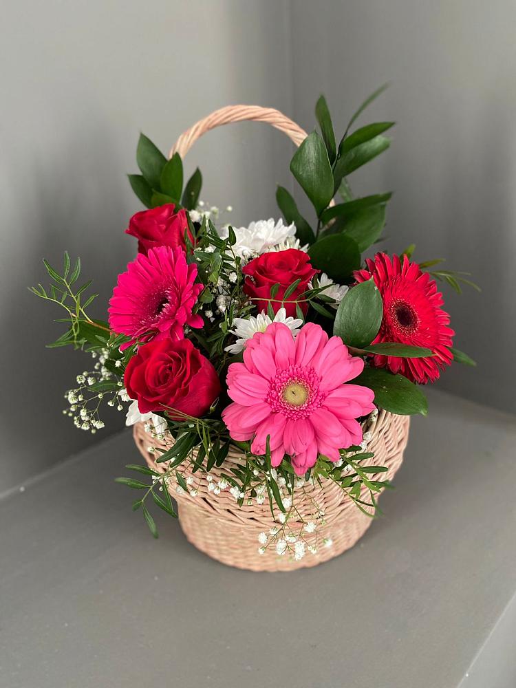 Цветочная композиция из Розы, Хризантемы и Герберы в корзине в Котово Новгородская область